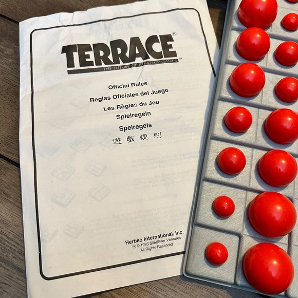 Strategy Board Game featured on Star Trek The Next Generation (Complete) - Picture 5 of 7